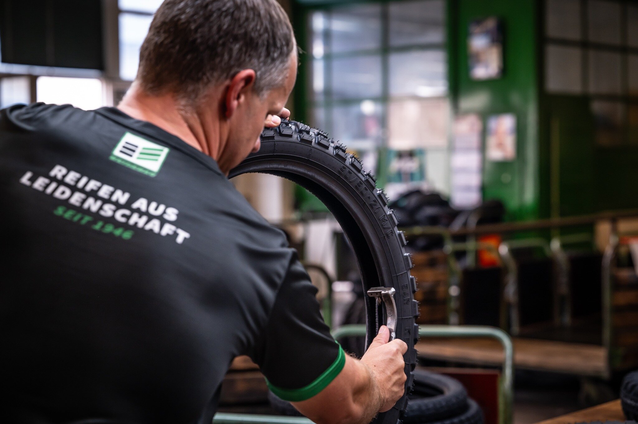 HEIDENAU Inside #05

🇩🇪 Endkontrolle – wo aus Präzision Vertrauen wird 🔍 
Jeder Reifen trägt unsere Handschrift, aber...
