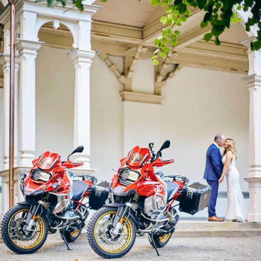 🇬🇧 "Forget the horses or carriages, we're riding to the altar on two wheels!"🏍️"

🇩🇪 „Vergiss die Pferdekutsche, wir...