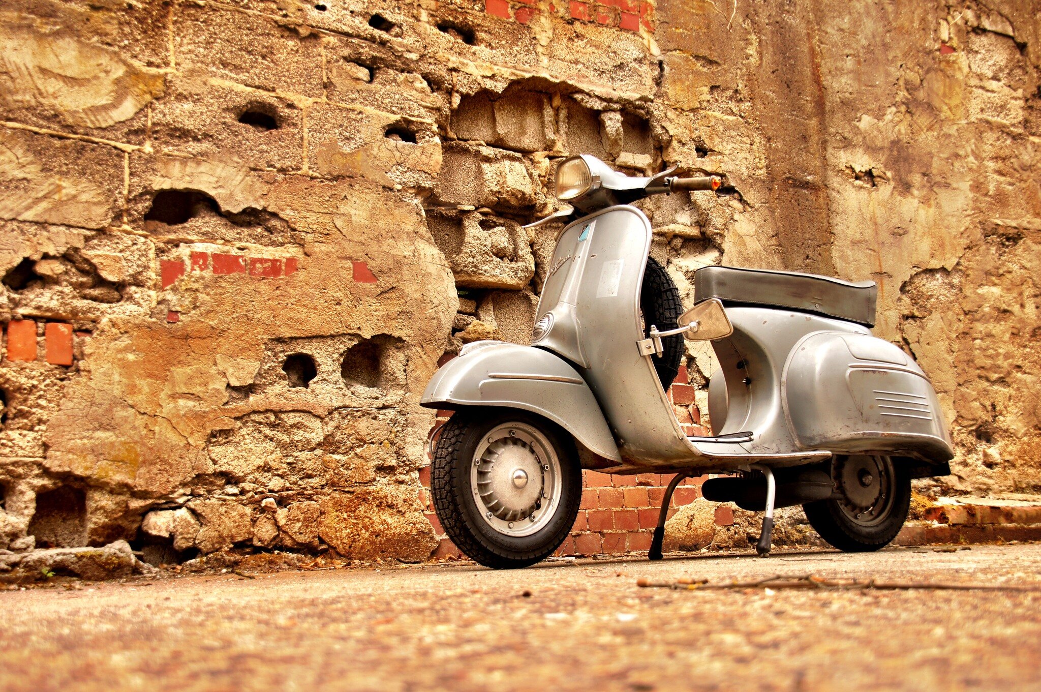 🇬🇧 La dolce Vespa – a touch of vintage, a splash of summer, and a whole vibe.

🇩🇪 La dolce Vespa - ein Hauch von...